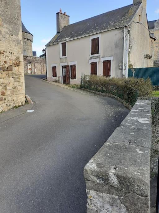 Charming Detached 2 Bedroom Ancient House In Medieval Quarter Of A Small Town In The Pays De La Loire, France Sillé-le-Guillaume Exterior photo