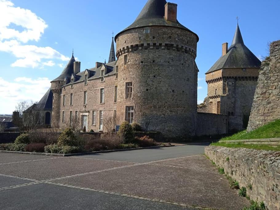 Charming Detached 2 Bedroom Ancient House In Medieval Quarter Of A Small Town In The Pays De La Loire, France Sillé-le-Guillaume Exterior photo