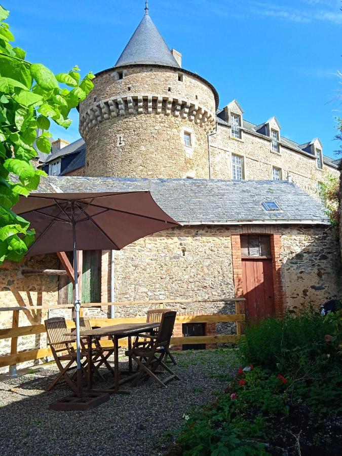 Charming Detached 2 Bedroom Ancient House In Medieval Quarter Of A Small Town In The Pays De La Loire, France Sillé-le-Guillaume Exterior photo